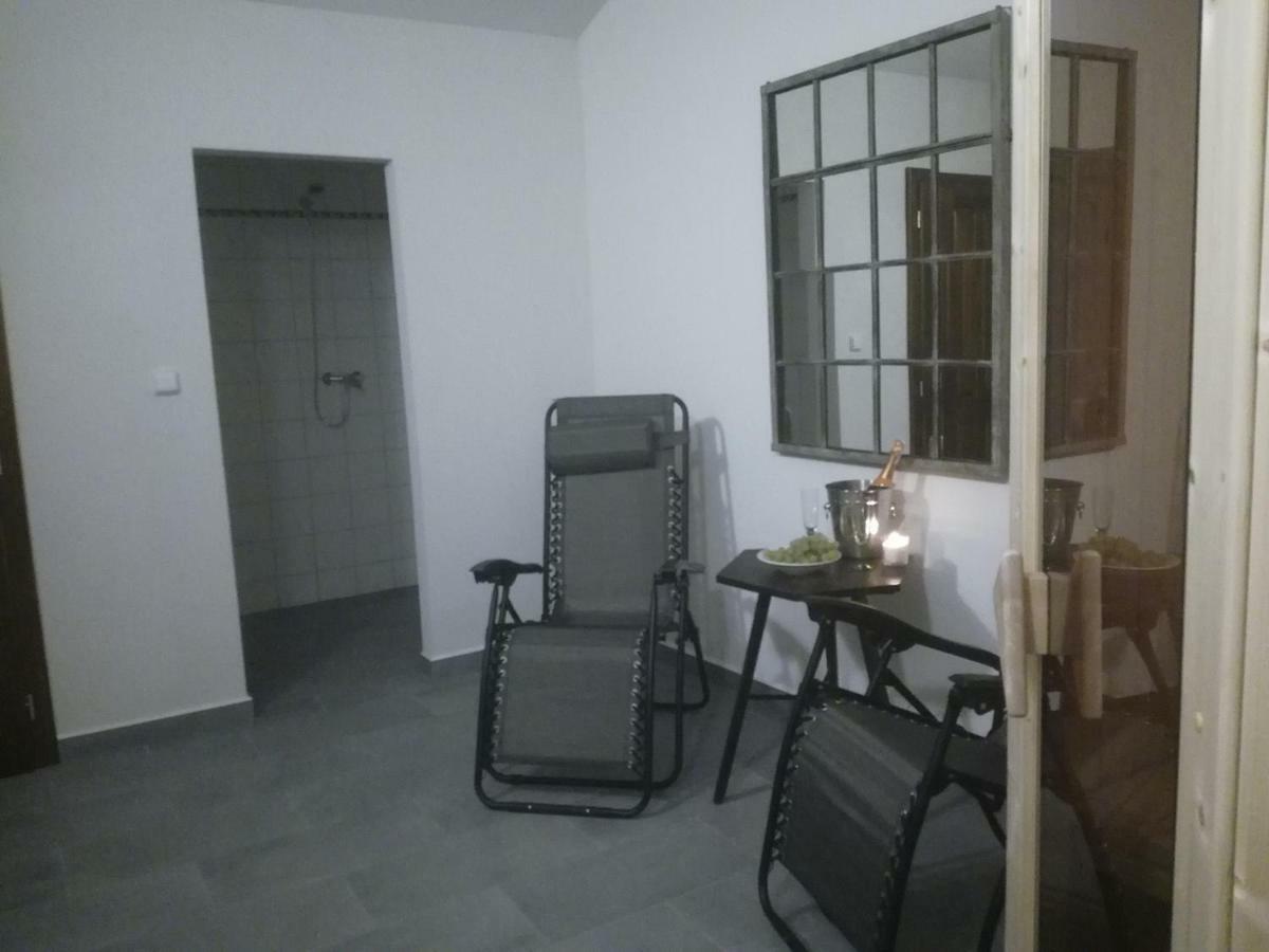 Na Letnim Byte Kouřim Exteriör bild
